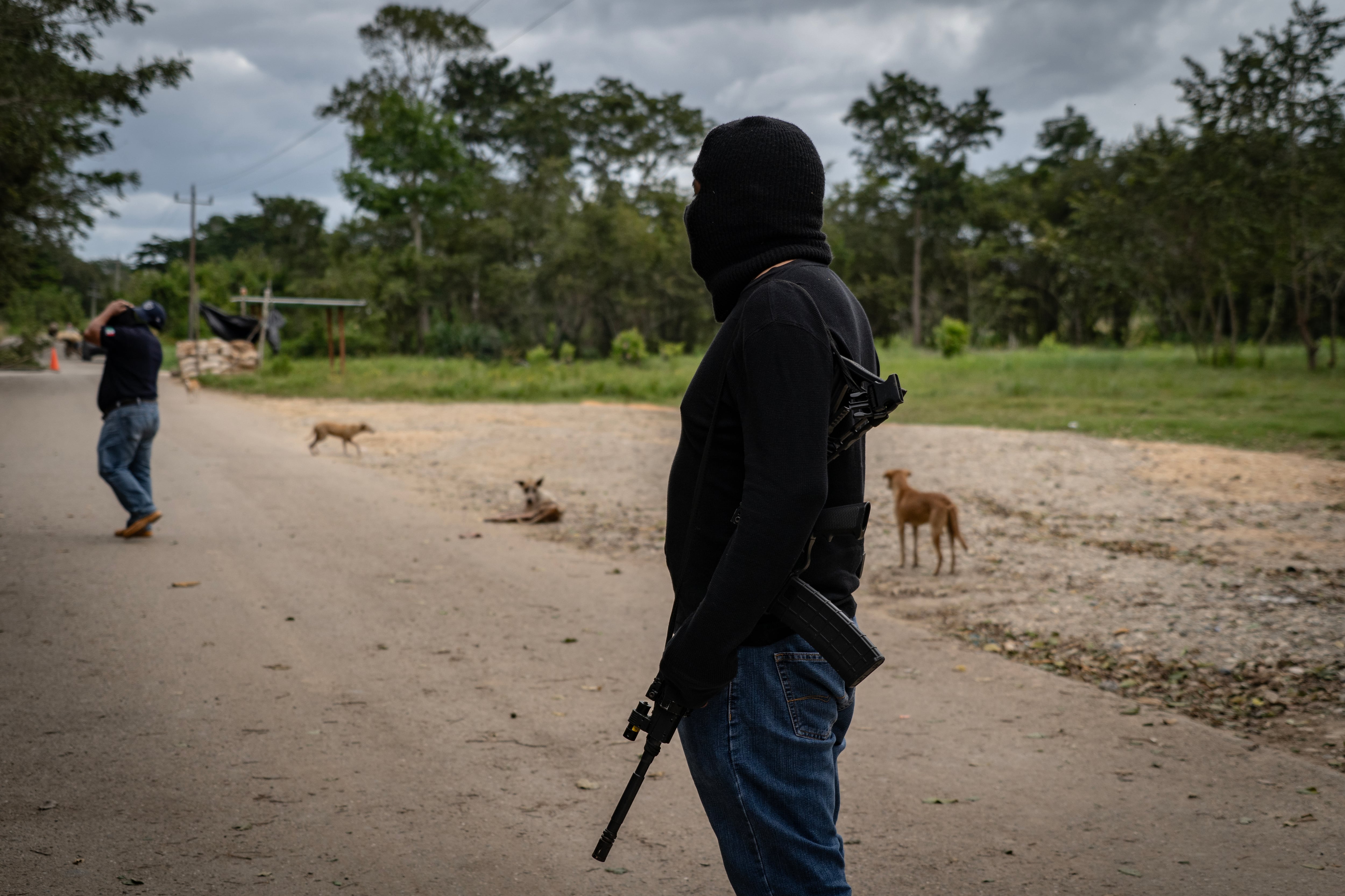 Pobladores de la comunidad Frontera Corozal, en el municipio de Ocosingo,  Chiapas, montaron guardias comunitarias de 24 horas para restringir temporalmente el acceso al lugar debido a la inseguridad creciente generada por el crimen organizado en la región. En la imagen, miembros de la guardia comunitaria en el punto de ingreso a Frontera Corozal, el 6 de febrero de 2024.  El sitio era visitado por cientos de turistas que llegaban a la zona arqueológica de Yaxchilán, en la selva lacandona.