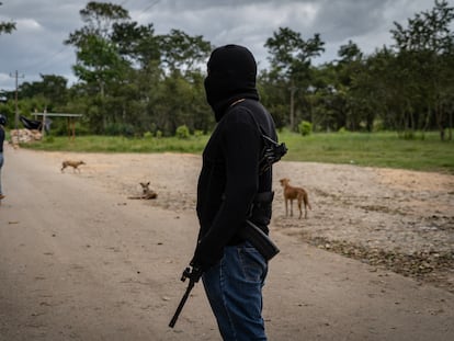 Pobladores de la comunidad Frontera Corozal, en el municipio de Ocosingo,  Chiapas, montaron guardias comunitarias de 24 horas para restringir temporalmente el acceso al lugar debido a la inseguridad creciente generada por el crimen organizado en la región. En la imagen, miembros de la guardia comunitaria en el punto de ingreso a Frontera Corozal, el 6 de febrero de 2024.  El sitio era visitado por cientos de turistas que llegaban a la zona arqueológica de Yaxchilán, en la selva lacandona.