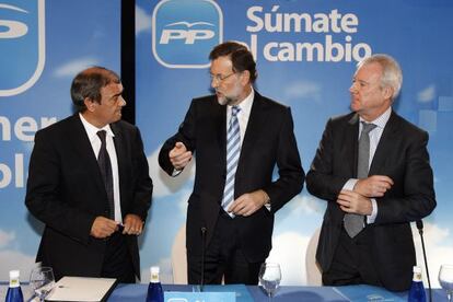 El presidente del Partido Popular, Mariano Rajoy conversa con el presidente de CEPES, Juan Antonio Pedreño (izquierda) y el presidente de Murcia, Ramón Luis Valcárcel