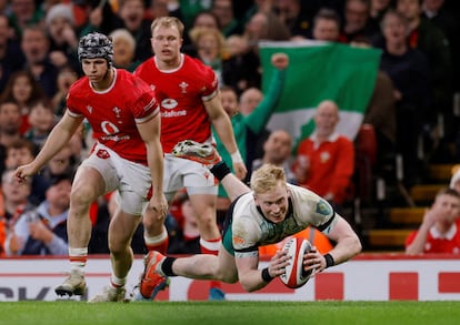 Jamie Osborne (abajo) anota el segundo ensayo de Irlanda ante Gales.