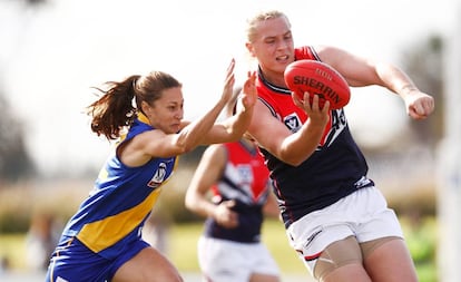 Hannah Mouncey (derecha), practicando fútbol australiano.