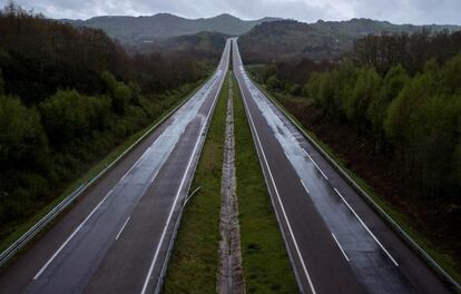 Vista de la autovía A-52 totalmente vacía a su paso por Allariz, Ourense, este jueves. La pandemia de Covid-19 se ha cobrado en Galicia la vida de 288 personas.