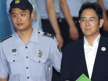 Lee Jae-yong ex número uno de Samsung Electronics, hoy al llegar al juzgado.