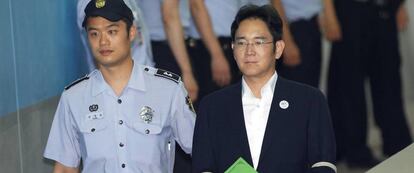 Lee Jae-yong ex número uno de Samsung Electronics, hoy al llegar al juzgado.