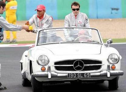 Lewis Hamilton y Fernando Alonso, durante el desfile de pilotos en Magny Cours.