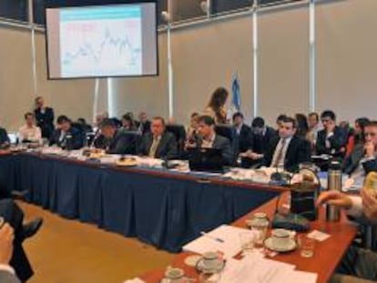 El ministro de Economía argentino, Axel Kicillof (c-d), comparece ante la Cámara de Diputados para explicar el acuerdo con la española Repsol para zanjar la disputa por la expropiación de la petrolera argentina YPF en Buenos Aires (Argentina).