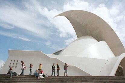 El Auditorio de Tenerife, de Santiago Calatrava, alberga bajo su ala gigantesca dos salas, de 1.716 y 400 butacas. El edificio es sede de la Orquesta Sinfónica de Tererife.