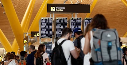 Numerosos turistas esperan en los mostradores de facturación de la T-4 en el aeropuerto madrileño Adolfo Suárez Madrid-Barajas.