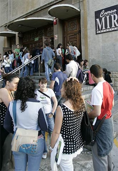 Alumnos ante la academia Curso Intensivo MIR Asturias de Oviedo.