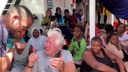 El actor Richard Gere con algunos de los inmigrantes y miembros de la tripulación del barco humanitario español 'Open Arms'.
 