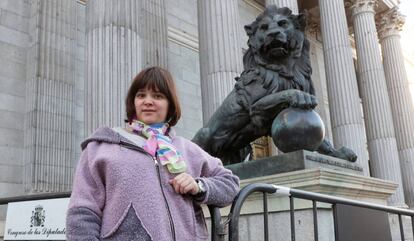 Nerea Cuerbo ayer ante la puerta del Congreso de los Diputados.