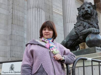 Nerea Cuerbo ayer ante la puerta del Congreso de los Diputados.