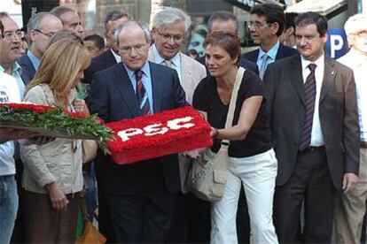 Montilla, Manuela de Madre, Joan Clos y Jordi Hereu, esta mañana durante la ofrenda floral.