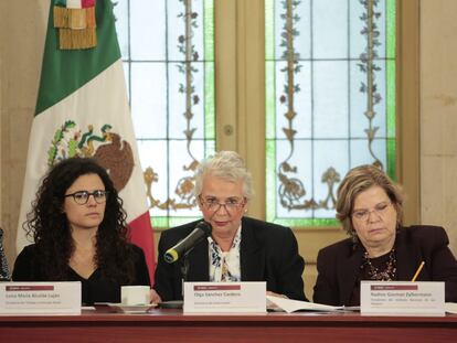 Luisa María Alcalde, Olga Sánchez Cordero y Nadine Gasman durante la conferencia de este jueves.