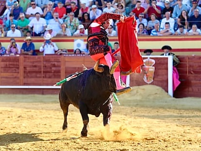 Damián Castaño es cogido por el segundo toro de la tarde.