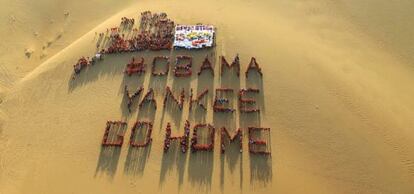 Un grupo de personas forma la frase "#Obama yankee go home" en Falcón (Venezuela).