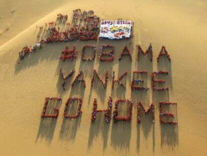 Un grupo de personas forma la frase "#Obama yankee go home" en Falcón (Venezuela).