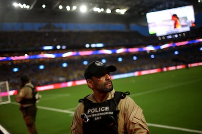 Oficiales de la policía de Florida resguardan el terreno de juego. 