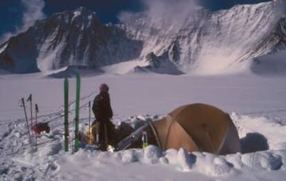 Campamento al pie del macizo del monte Vinson, el más alto de la Antártida (4.897 metros), durante la primera ascensión española realizada en 1990 por Jerónimo López y Pedro Nicolás.