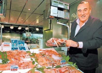 Fernández Tapias, en el mercado de la Cebada. Dice que compra personalmente el pescado, la carne, las materias primas que cocina.