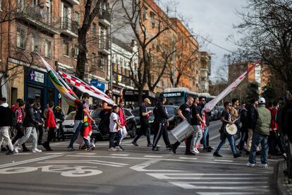 Los hinchas del Rayo Vallecano marchan bien equipados, de camino al estadio, para animar a su equipo, este domingo 19 de febrero.