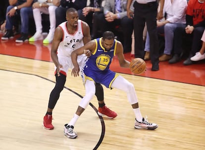 Momento en el que el jugador de Golden State Warriors, Kevin Durant, se lesiona en el talón de aquiles en la jugada con el español de Toronto Raptors, Serge Ibaka. El equipo californiano ganó el sexto partido 105-106. Toronto Raptor gana la serie final 3-2.