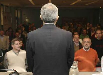 Llamazares, en pie ante el Consejo Político de IU, durante el minuto de silencio por el último atentado de ETA.
