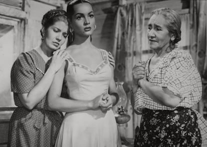 Sara Montiel acompañada de dos actrices del reparto de 'Cuando se quiere de veras' (1955).
