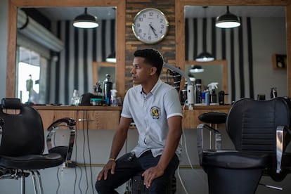 O venezuelano Samuel, que abriu uma barbearia em Boa Vista.