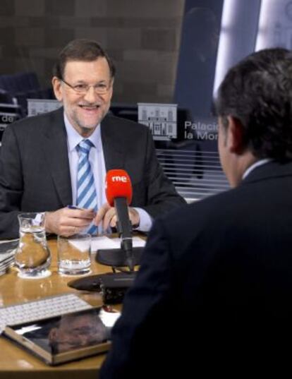 Mariano Rajoy, durante una entrevista en el programa &#039;Las ma&ntilde;anas de RNE&#039; con el periodista Alfredo Men&eacute;ndez.