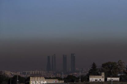 Vista de las Cuatro Torres de Madrid, con la boina de contaminación.