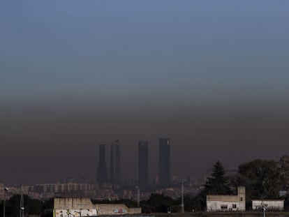 Vista de las Cuatro Torres de Madrid, con la boina de contaminación en los últimos días de 2016