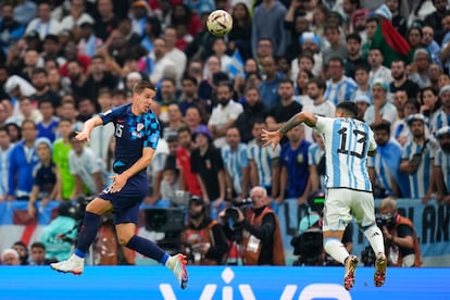 Mario Pasalic, izquierda, despeja de cabeza un balón frente al defensa argentino Cristian Romero.