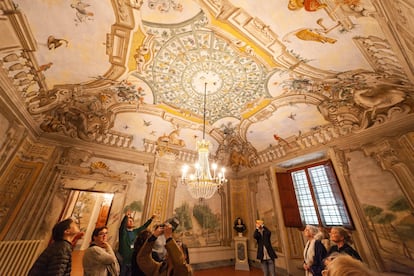 Interior de una de las salas de la villa medicea de Castello, en la Toscana.