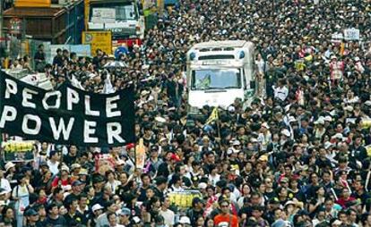 Cientos de miles de personas protestan en el sexto aniversario del traspaso de la ex colonia britnica a Pekn.