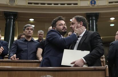 El diputado electo en prisión preventiva de ERC, Oriol Junqueras (a la derecha), junto al que será portavoz del grupo parlamentario de los republicanos, Gabriel Rufián.