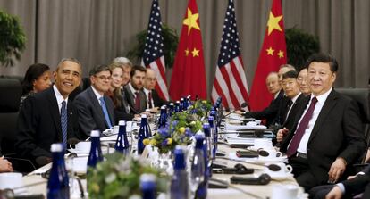 Obama y Xi, y sus respectivas delegaciones, antes de la reuni&oacute;n