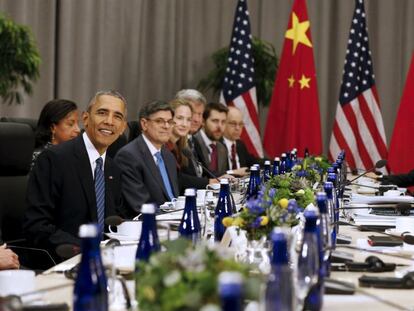 Obama y Xi, y sus respectivas delegaciones, antes de la reuni&oacute;n