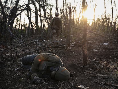 Un soldado ucranio camina delante de un cadáver de un militar ruso en Andriivka, en Donetsk, el pasado sábado.