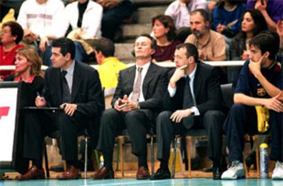 Aíto García Reneses, técnico del Barcelona, hace un gesto de decepción durante el partido de anoche.