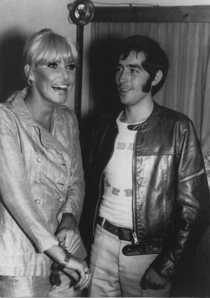 Joan Manuel Serrat con la Miss Platja en 1968.