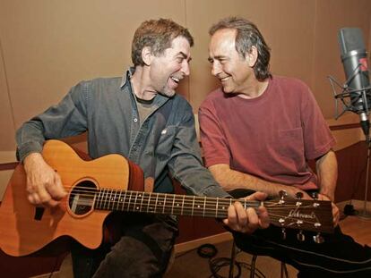 Los cantautores Serrat y Sabina, en el estudio de grabación.