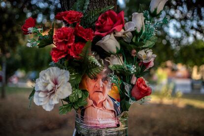 La imagen de un residente que murió durante la pandemia pegada en un árbol del parque que hay junto a la residencia. 
