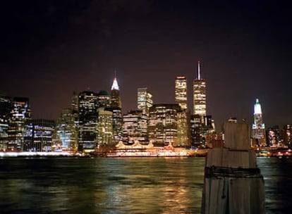 Imagen nocturna del 'skyline' de Gotham City o Nueva York.