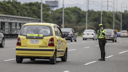Una policía controla el tráfico en Bogotá (Colombia), en una imagen de archivo.