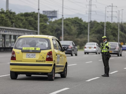 Una policía controla el tráfico en Bogotá (Colombia), en una imagen de archivo.