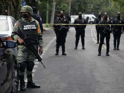 Miembros del Ejército y la policía mexicana en la escena del atentado a Omar García Harfuch.