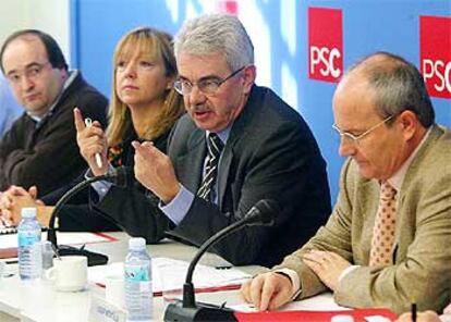 Pasqual Maragall, ayer, entre Miquel Iceta, a la izquierda, Manuela de Madre y José Montilla.