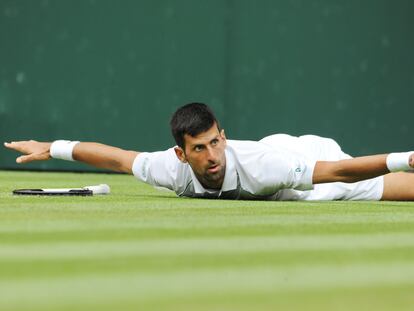 Novak Djokovic celebra un punto ante Jannik Sinner en los cuartos de final de Wimbledon.