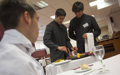 Alumnos del Hotel Escuela de El Pardo, durante una de sus clases pr&aacute;cticas.